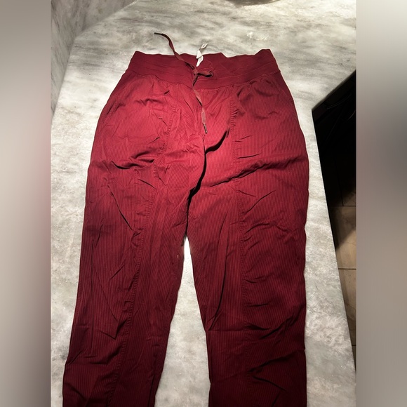 lululemon studio pant, burgundy size 8 - Picture 2 of 2